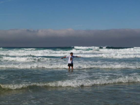 Mar gelado em Monterey, no litoral da Califórnia, nos Estados Unidos